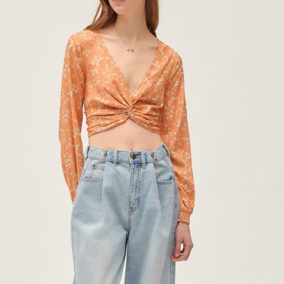 SOLD NWT urban outfitters twist front blouse crop - Picture 3 of 9